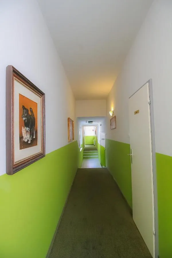 Economic 2Sb Apartment In Lively Area Viena 0*,  Áustria